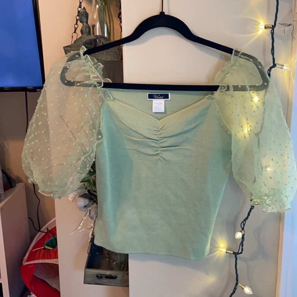 Women’s puffed sleeve blouse